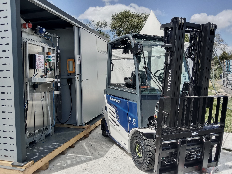Chariot élévateur à hydrogène connecté à une station énergétique H2Gremm