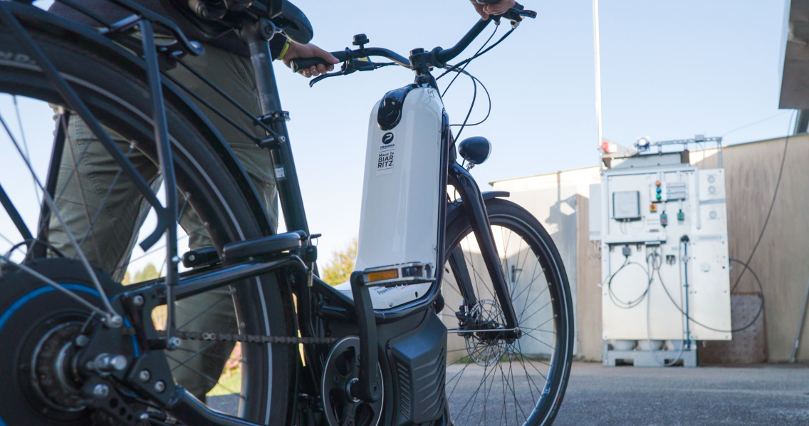 Vélo à hydrogène en cours de recharge sur borne énergétique H2Gremm