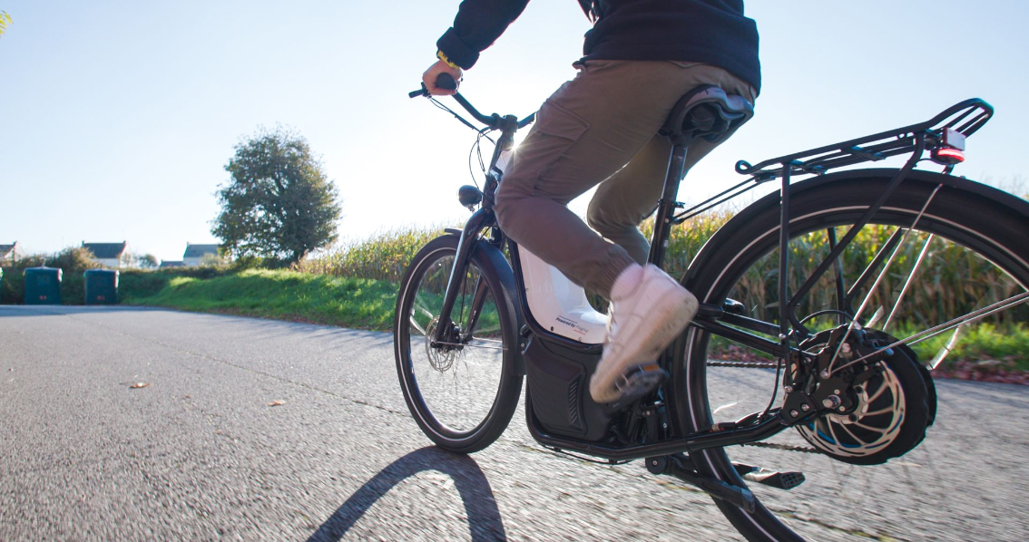 Déplacement en vélo électrique à hydrogène sur route rurale