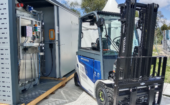 Chariot élévateur à hydrogène connecté à une station énergétique H2Gremm